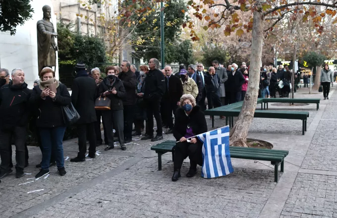 Τέως βασιλιάς Κωνσταντίνος: Σε λαϊκό προσκύνημα η σορός του- Τεράστιες ουρές για το τελευταίο αντίο