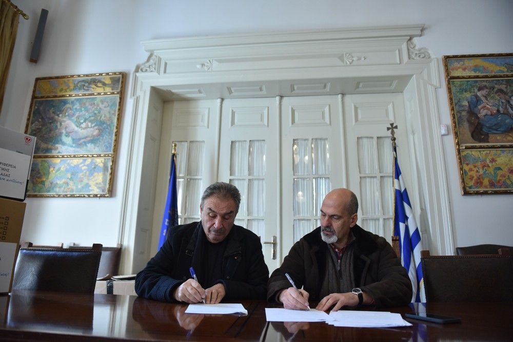 Ο Δήμαρχος Πατρέων παρέλαβε 4 απο τους 5 απινιδωτές που παραχωρεί στον Δήμο η Περιφέρεια