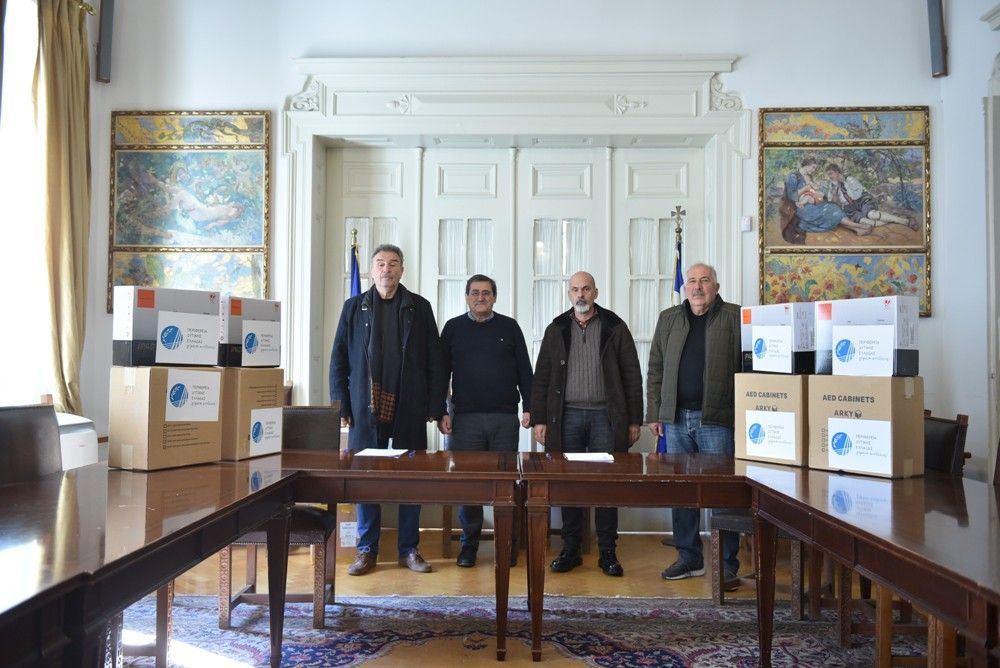 Ο Δήμαρχος Πατρέων παρέλαβε 4 απο τους 5 απινιδωτές που παραχωρεί στον Δήμο η Περιφέρεια