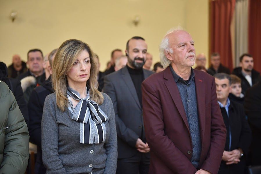 Ο Αντιδήμαρχος Διοίκησης και Οικονομικών, Διονύσης Πλέσσας και η Αντιδήμαρχος Υγείας και Πρόνοιας, Βίβιαν Σαμούρη, στην εκδήλωση κοπής της πρωτοχρονιάτικης πίτας του Εμπορικού Συλλόγου Πατρών, που έγινε στην αίθουσα του Συλλόγου.