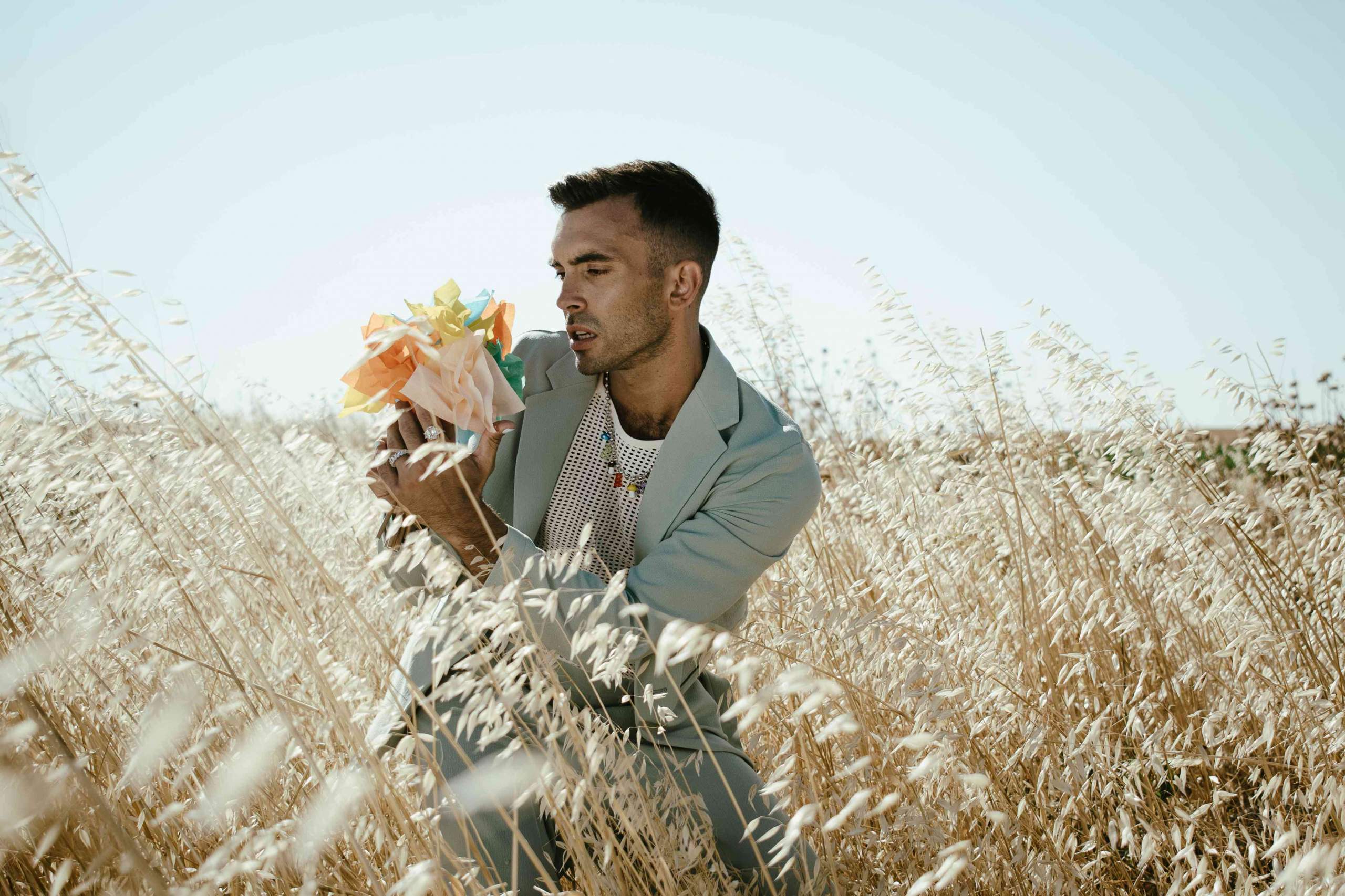 Ο ανατρεπτικός pop performer Ιάσονας Μανδηλάς σε ένα ολοκαίνουργιο remix του «Λουλούδι».