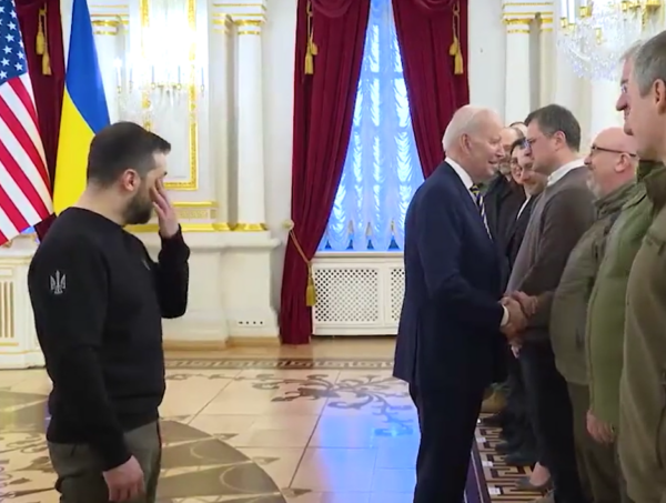 Πόλεμος στην Ουκρανία: Δάκρυσε ο Ζελένσκι με την επίσκεψη Μπάιντεν στο Κίεβο