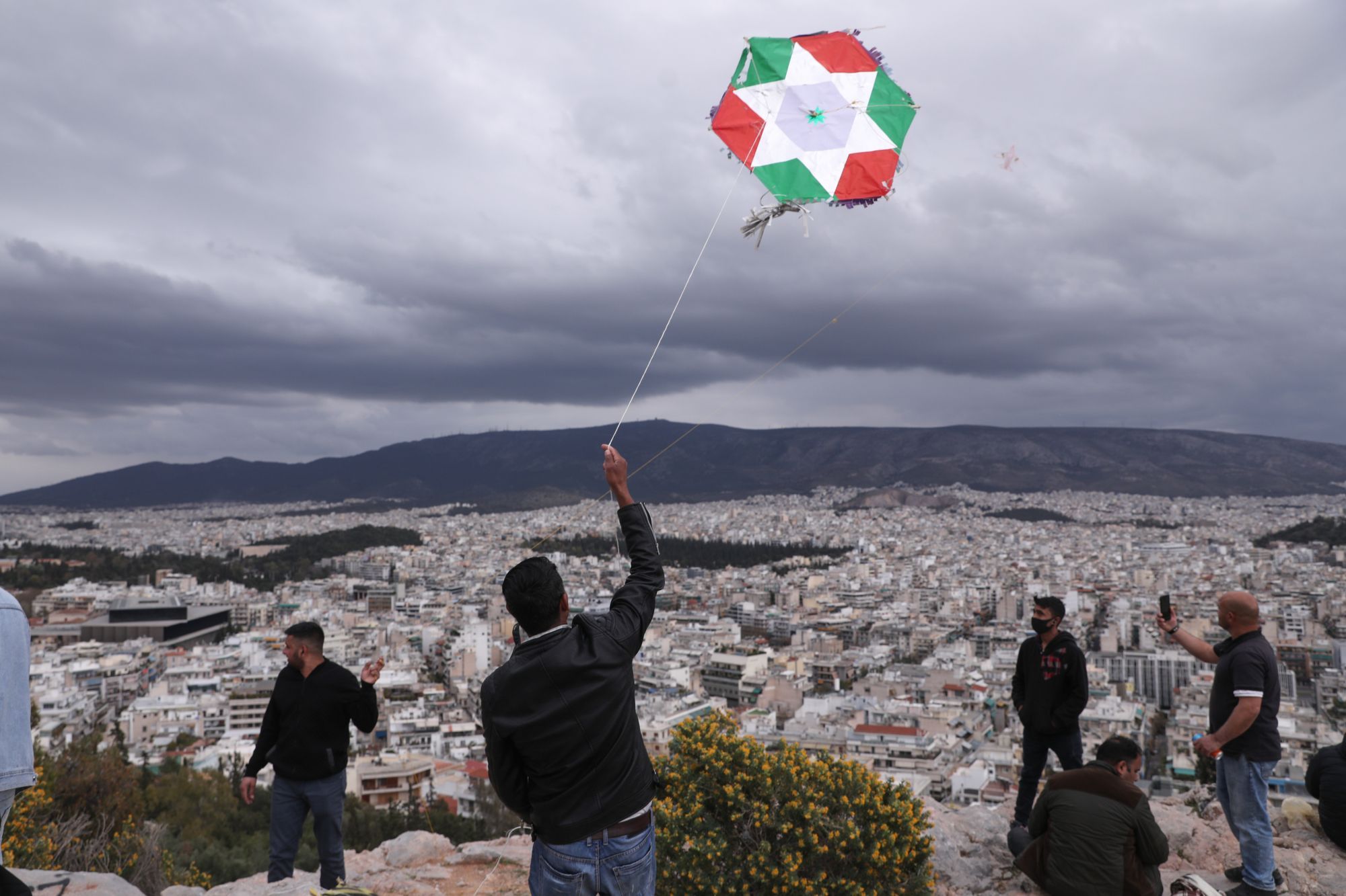 Καιρός: Καθαρά Δευτέρα με ομπρελες και κρυο