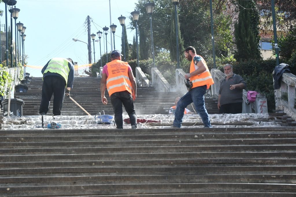 Ξεκίνησαν σήμερα το πρωί οι εργασίες ανακατασκευής των κλιμάκων της οδού Αγίου Νικολάου