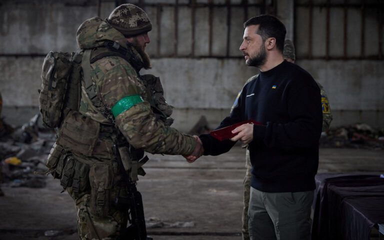 Ουκρανία: Ο Ζελένσκι απένειμε μετάλλια σε τραυματισμένους στρατιώτες