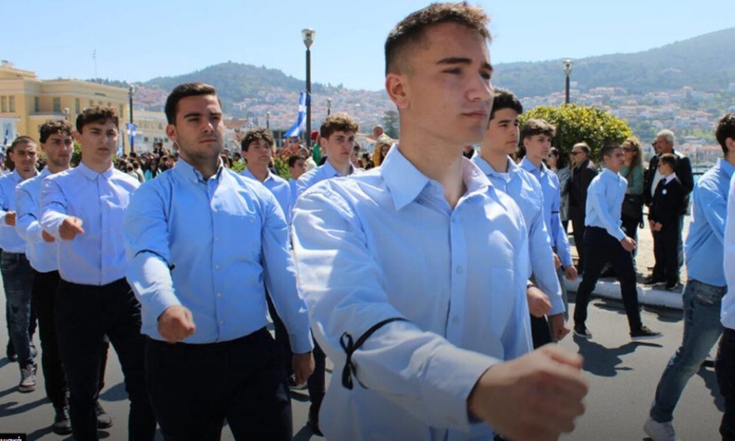 Ηράκλειο: Μαθητές παρέλασαν με μαύρη κορδέλα και περιβραχιόνια για τους νεκρούς στα Τέμπη