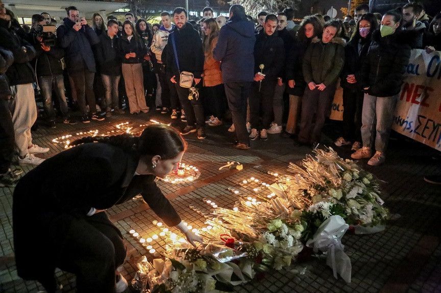 Κόσμος με δάκρυα στα μάτια αφήνει λουλούδια στον σταθμό του ΟΣΕ Λάρισας