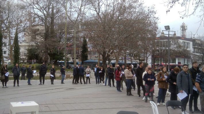 Σύγκρουση τρένων: Συγκλονιστικές εικόνες στην κεντρική πλατεία της Λάρισας – Ουρές για την έκτακτη αιμοδοσία