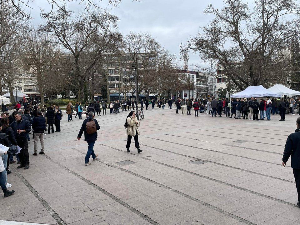 Σύγκρουση τρένων: Συγκλονιστικές εικόνες στην κεντρική πλατεία της Λάρισας – Ουρές για την έκτακτη αιμοδοσία