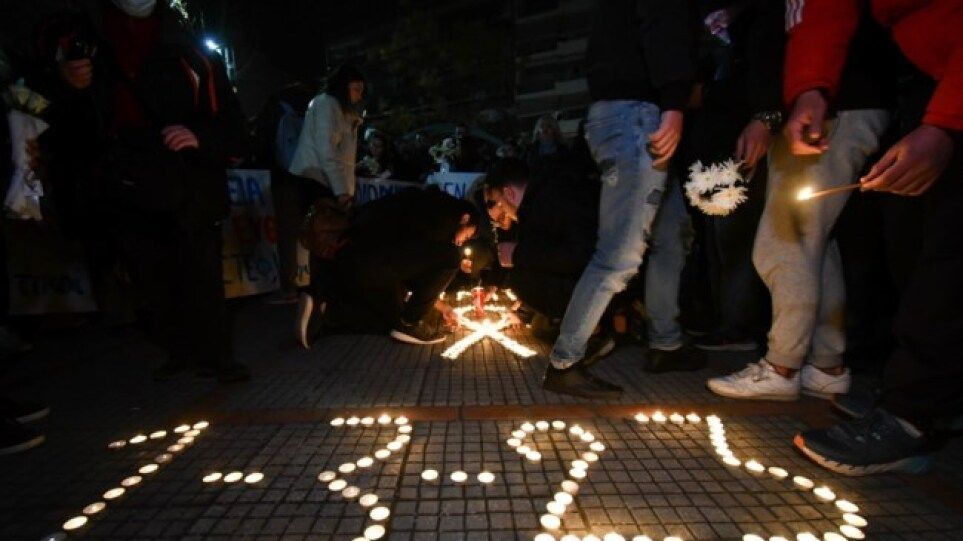Κόσμος με δάκρυα στα μάτια αφήνει λουλούδια στον σταθμό του ΟΣΕ Λάρισας