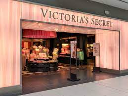 Victoria’s Secret: Επιστρέφει μετά από 4 χρόνια με transgender και plus size μοντέλα
