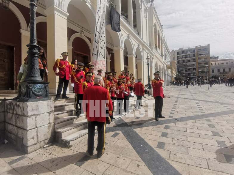 Πάτρα: H μπάντα παιάνισε πένθιμα έξω από τον Απόλλωνα