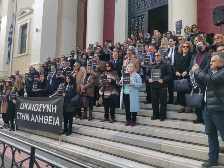 Πάτρα: “Δικαιοσύνη στην αλήθεια” – Η σιωπηλή διαμαρτυρία των δικηγόρων που συγκλόνισε