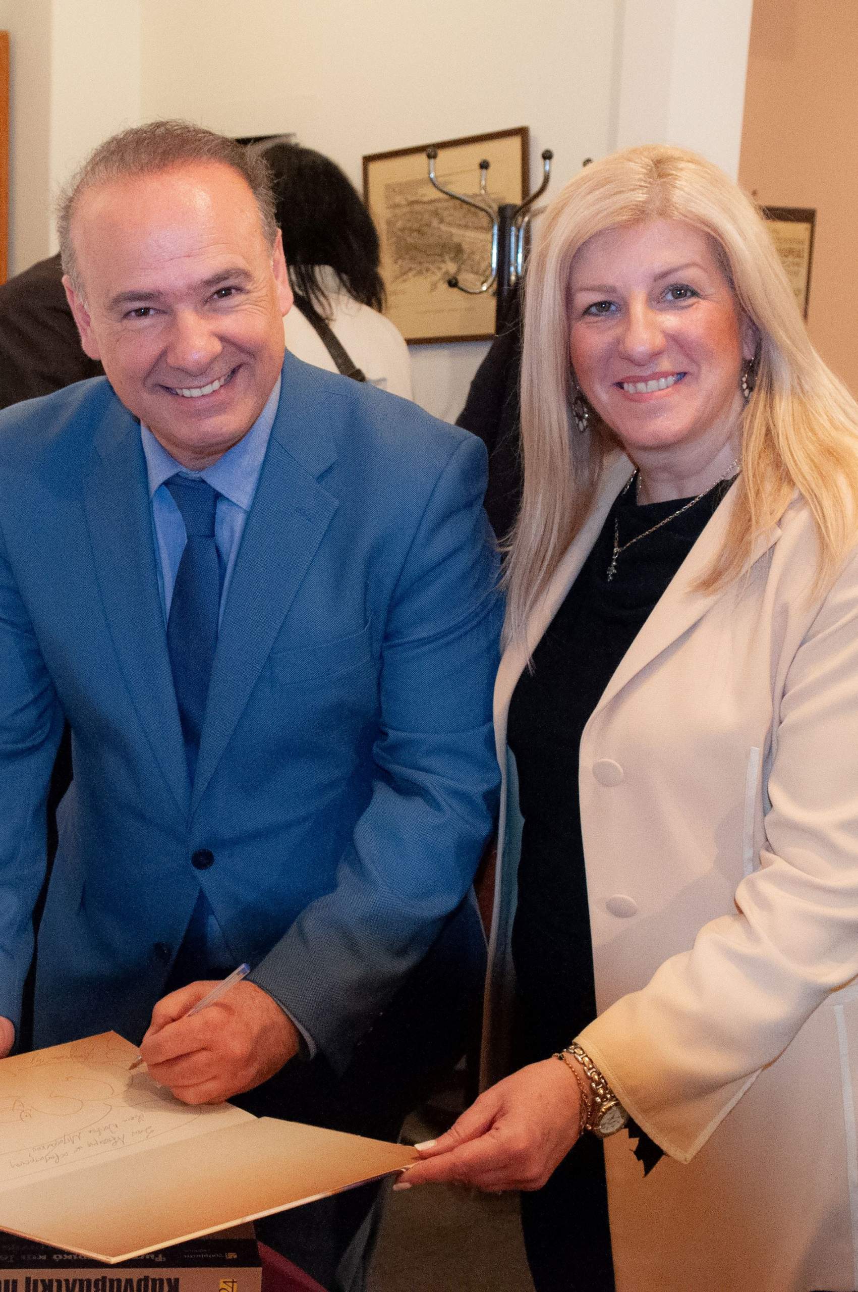ΚΑΡΝΑΒΑΛΙΚΗ ΠΑΤΡΑ ΣΤΗΝ ΑΘΗΝΑ: Άρωμα αποκριάς στη παρουσίαση του λευκώματος του Παναγιώτη Ρηγόπουλου