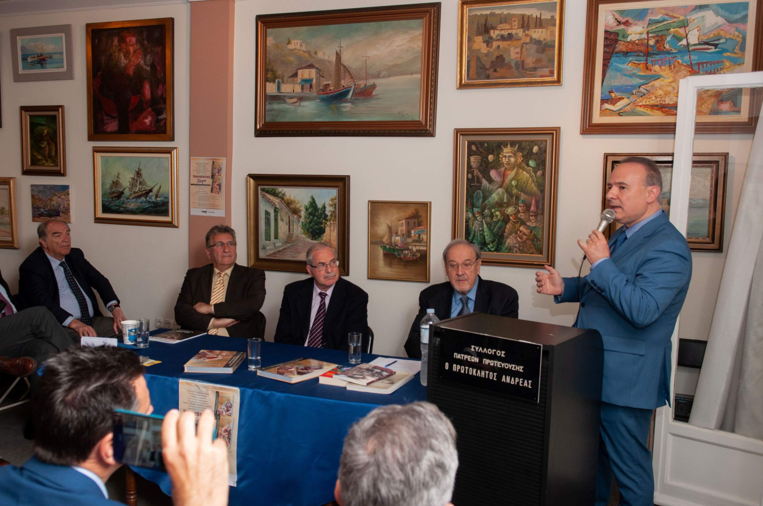 ΚΑΡΝΑΒΑΛΙΚΗ ΠΑΤΡΑ ΣΤΗΝ ΑΘΗΝΑ: Άρωμα αποκριάς στη παρουσίαση του λευκώματος του Παναγιώτη Ρηγόπουλου