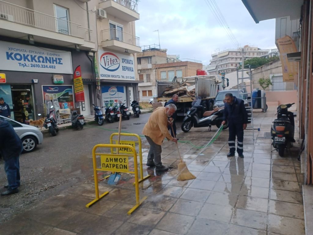 Πάτρα : Αποξηλώθηκαν δύο ακόμη εγκαταλελειμμένα περίπτερα από τους εργαζόμενους του Δήμου