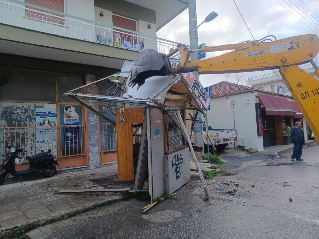Πάτρα : Αποξηλώθηκαν δύο ακόμη εγκαταλελειμμένα περίπτερα από τους εργαζόμενους του Δήμου