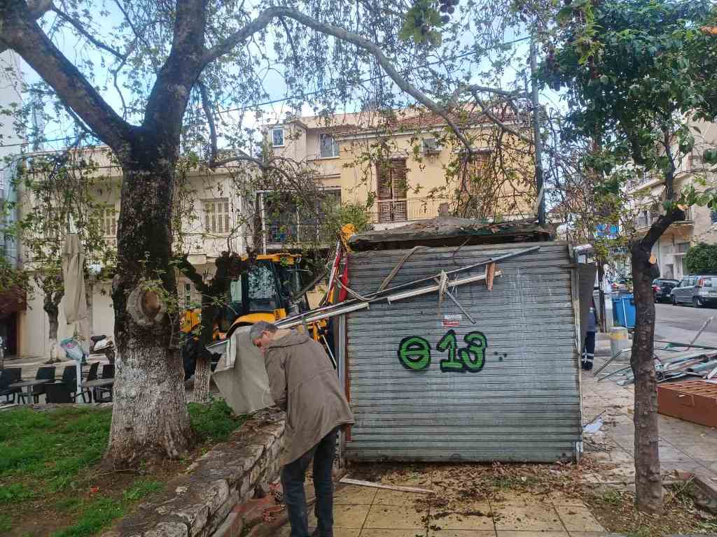 Πάτρα : Αποξηλώθηκαν δύο ακόμη εγκαταλελειμμένα περίπτερα από τους εργαζόμενους του Δήμου
