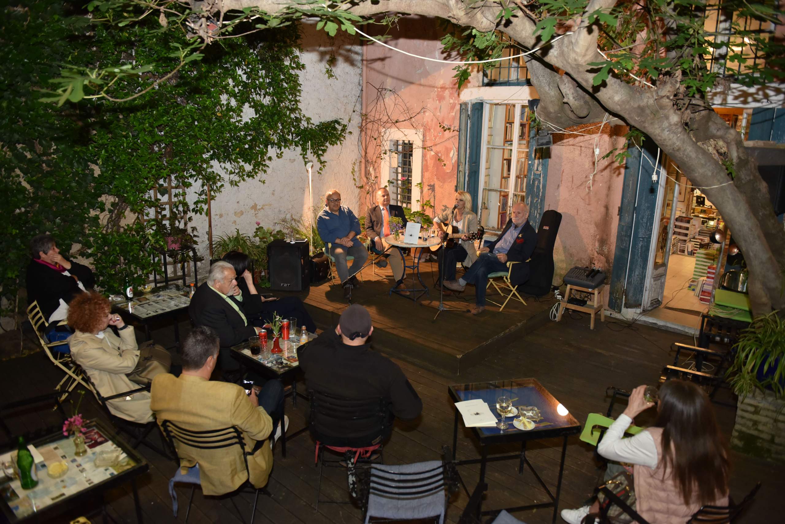 Λέξεις και νότες «μπλέχτηκαν» γλυκά στην παρουσίαση της «Πέτρας αιώνιας» της Κατερίνας  Ντίνου