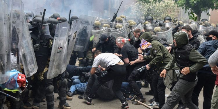 Κόσοβο: Σφοδρές συγκρούσεις αστυνομικών-διαδηλωτών