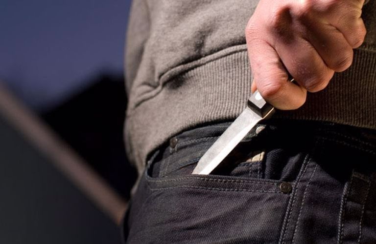 Σύνταγμα: Συνελήφθησαν δύο ανήλικοι για ληστεία με μαχαίρι