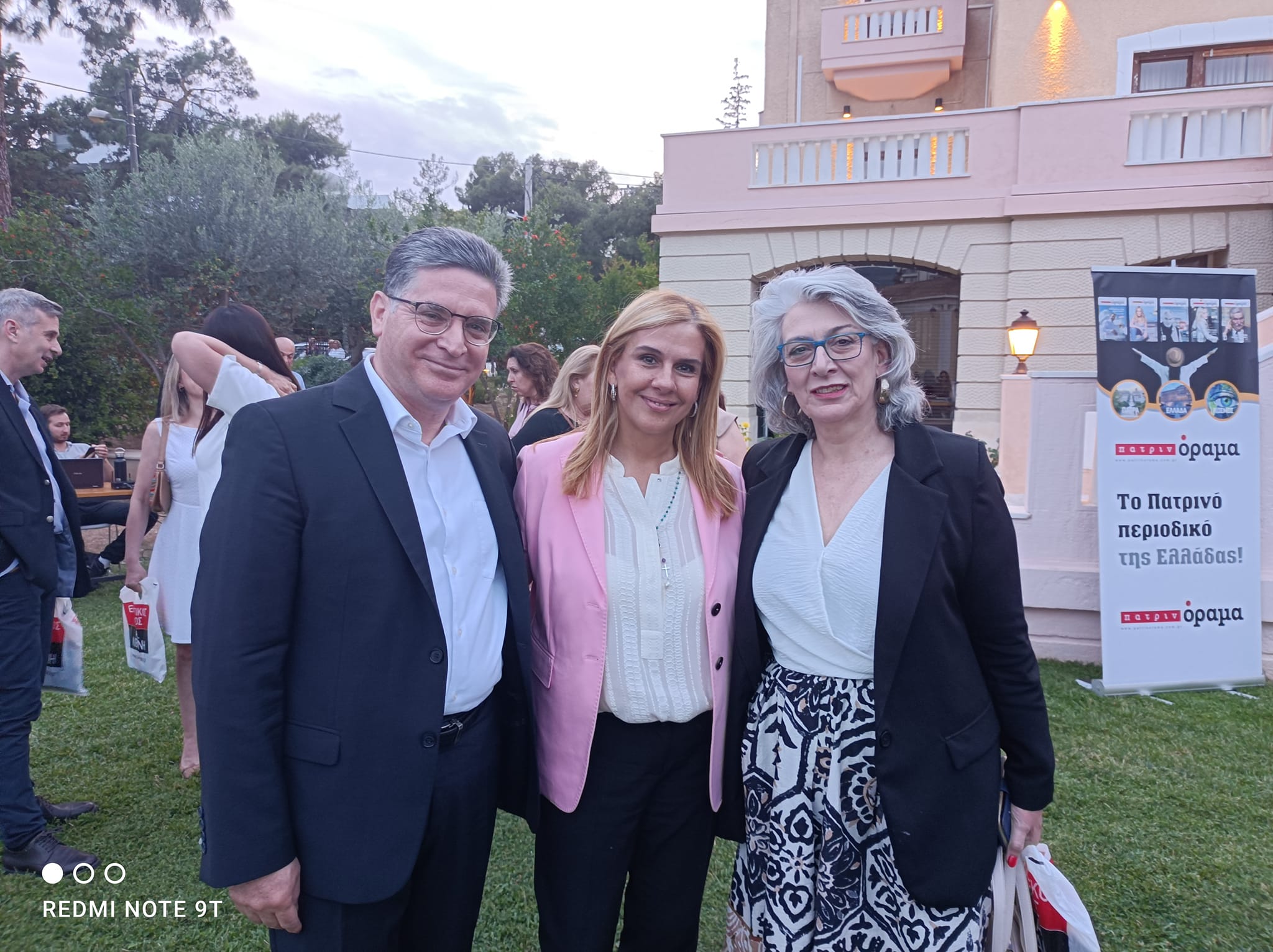 Μια ανθοδέσμη ανθρώπων στην παρουσίαση του βιβλίου «ΔΑΝΕΙΚΟΣ ΧΡΟΝΟΣ»