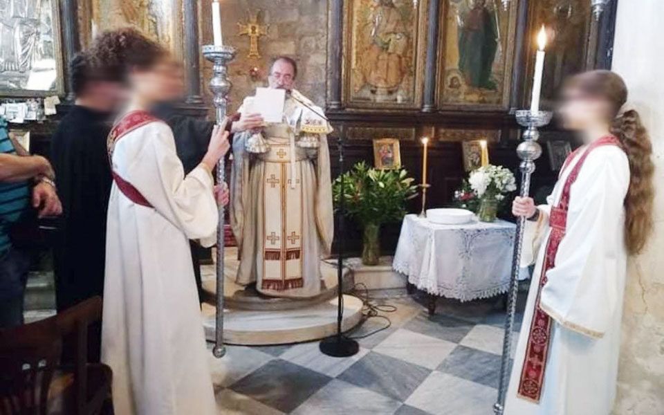 Αντιπαράθεση για τα κορίτσια με τα «παπαδικά» – Σε αργία ο ιερέας του Ι.Ν. Αγίου Νικολάου Ραγκαβά στην Πλάκα