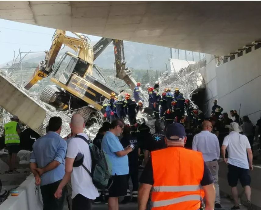 Έπεσε τμήμα γέφυρας στα Μποζαΐτικα Πατρών – Ένας νεκρός, 12 τραυματίες και εγκλωβισμένοι