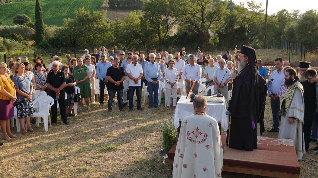 H Άννα Μαστοράκου στη μικρή Βυζαντινή εκκλησία της Μέντζενας