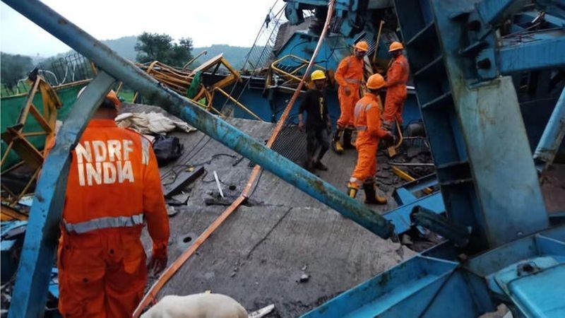 Ινδία: Τεράστιος γερανός κατέρρευσε και σκοτώθηκαν 17 εργάτες