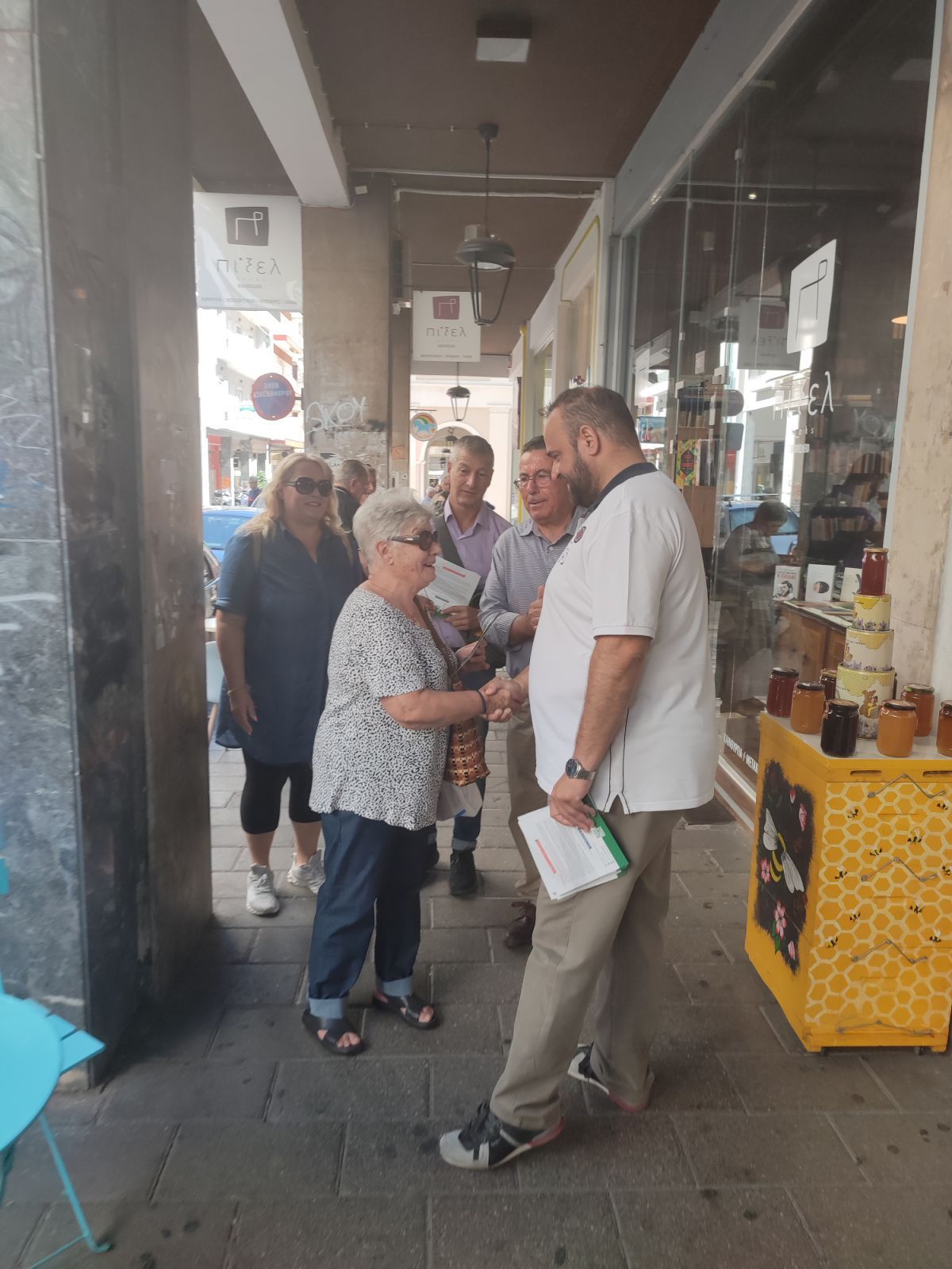 Στο κέντρο της Πάτρας ο Βασίλης Αϊβαλής- Συζήτησε με πολίτες και καταστηματάρχες