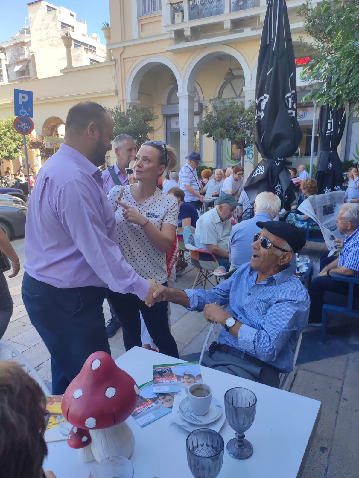 Στο κέντρο της Πάτρας ο Βασίλης Αϊβαλής- Συζήτησε με πολίτες και καταστηματάρχες