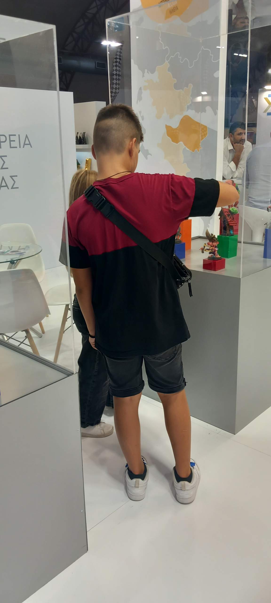 ΤΑ ΠΑΙΔΙΑ ΑΓΚΑΛΙΑΖΟΥΝ ΤΟ ΠΑΤΡΙΝΟ ΚΑΡΝΑΒΑΛΙ ΣΤΗ ΔΙΕΘΝΗ ΕΚΘΕΣΗ ΘΕΣΣΑΛΟΝΙΚΗΣ