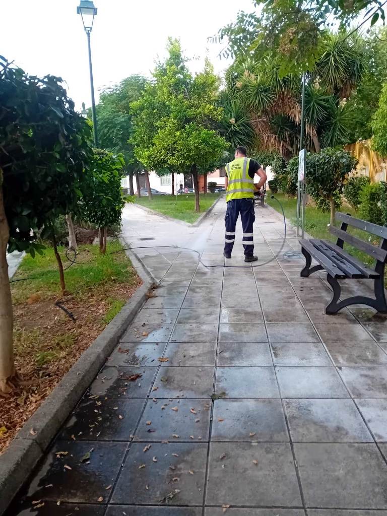 Δήμος Πατρέων: Συστηματικός καθαρισμός πλατειών παρά την έλλειψη προσωπικού