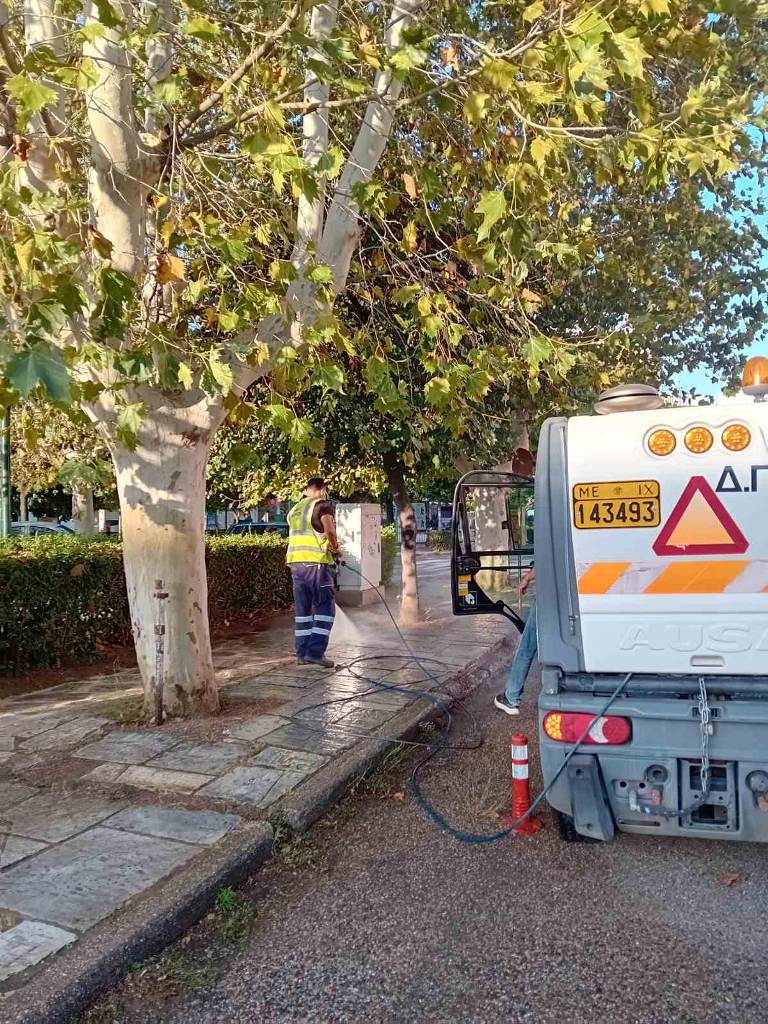 Δήμος Πατρέων: Συστηματικός καθαρισμός πλατειών παρά την έλλειψη προσωπικού