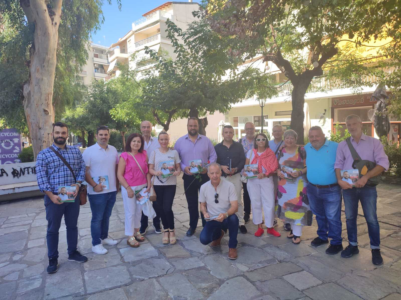 Στο κέντρο της Πάτρας ο Βασίλης Αϊβαλής- Συζήτησε με πολίτες και καταστηματάρχες