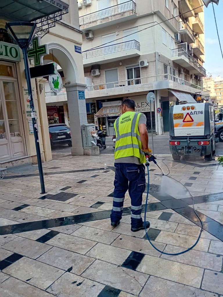 Δήμος Πατρέων: Συστηματικός καθαρισμός πλατειών παρά την έλλειψη προσωπικού
