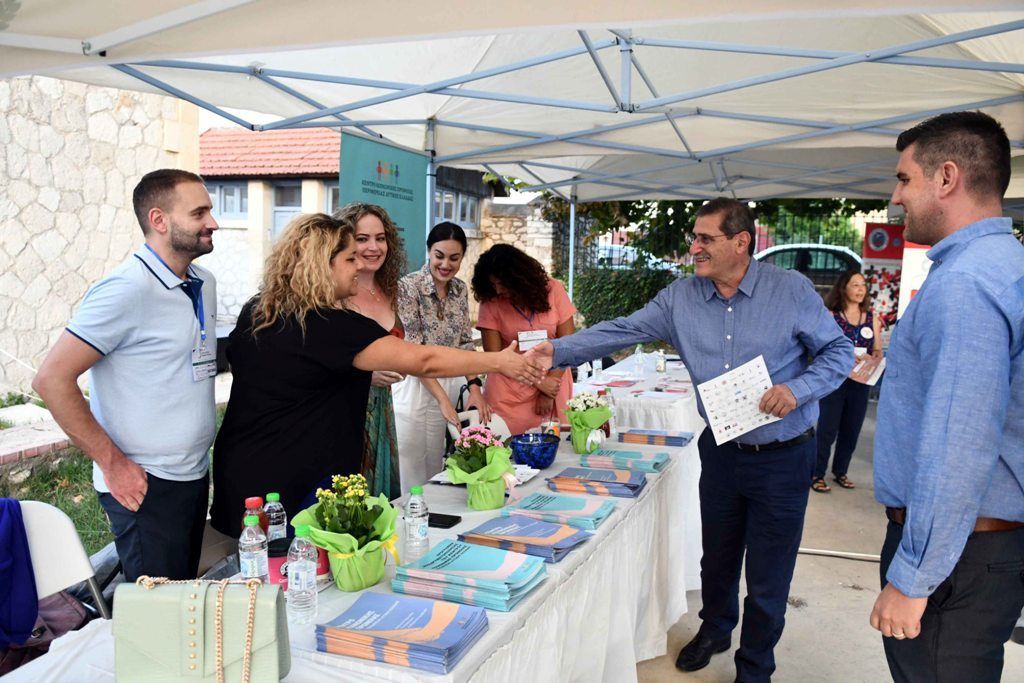 Ο Δήμαρχος Πατρέων στα Παλαιά σφαγεία χθες, πρώτη ημέρα του 3ου φεστιβάλ φορέων κοινωνικής φροντίδας