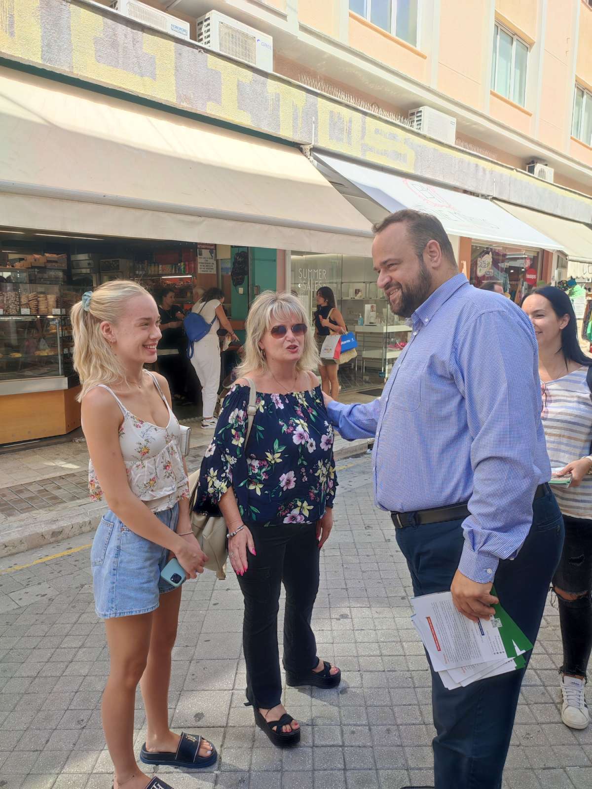 Στον πεζόδρομο της Ρήγα Φεραίου ο Βασίλης Αϊβαλής- Θερμή η υποδοχή από τους πολίτες