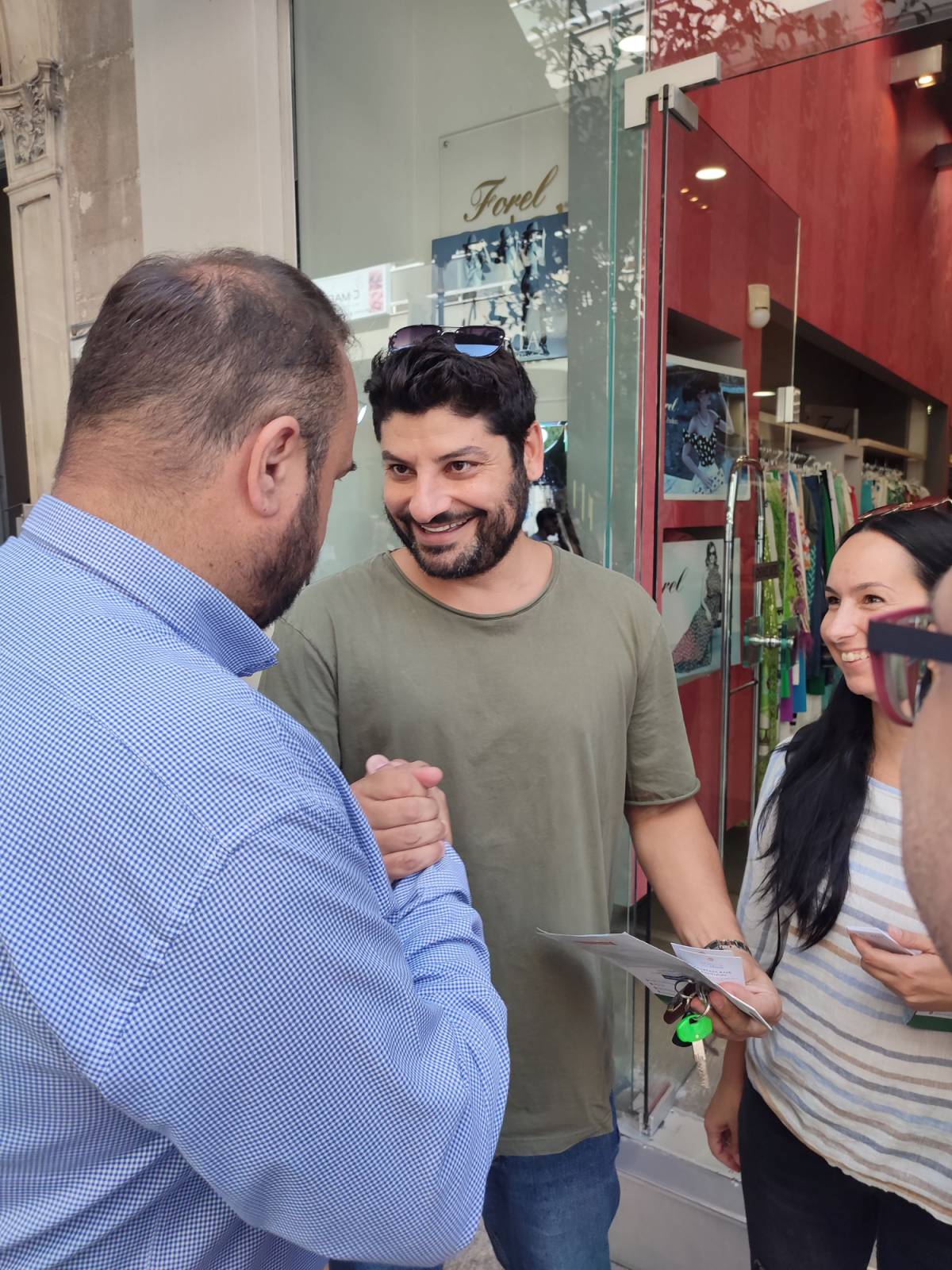 Στον πεζόδρομο της Ρήγα Φεραίου ο Βασίλης Αϊβαλής- Θερμή η υποδοχή από τους πολίτες