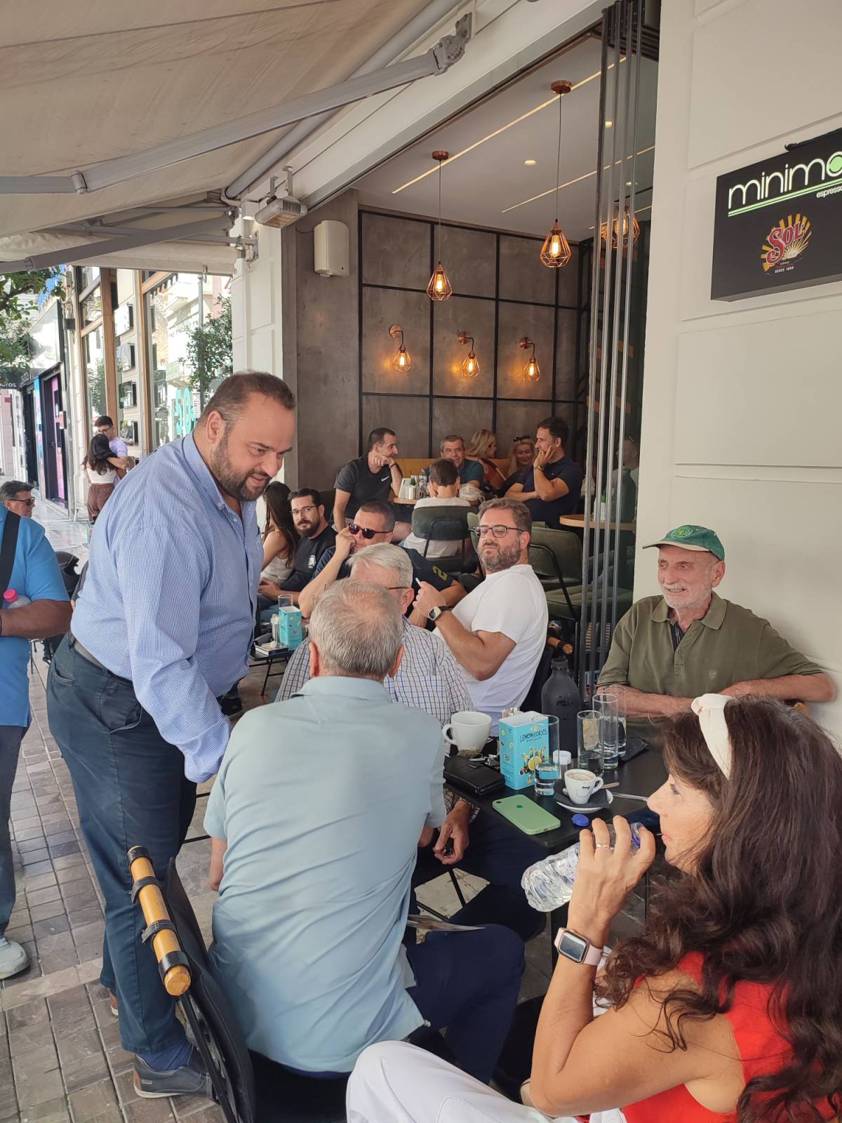 Στον πεζόδρομο της Ρήγα Φεραίου ο Βασίλης Αϊβαλής- Θερμή η υποδοχή από τους πολίτες