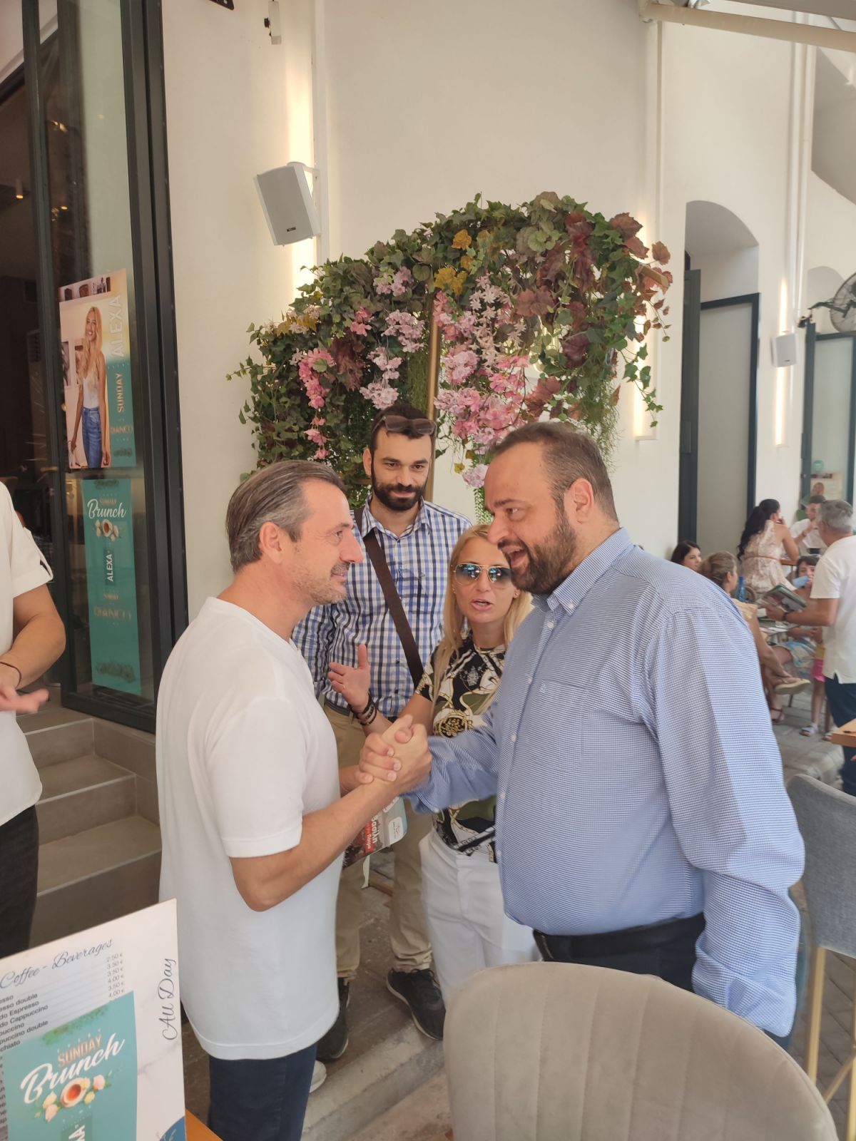 Στον πεζόδρομο της Ρήγα Φεραίου ο Βασίλης Αϊβαλής- Θερμή η υποδοχή από τους πολίτες