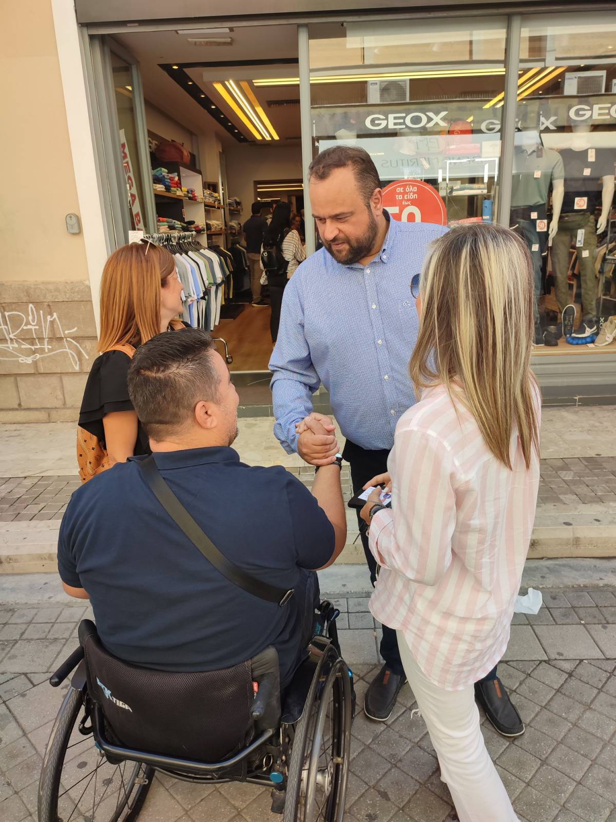 Στον πεζόδρομο της Ρήγα Φεραίου ο Βασίλης Αϊβαλής- Θερμή η υποδοχή από τους πολίτες