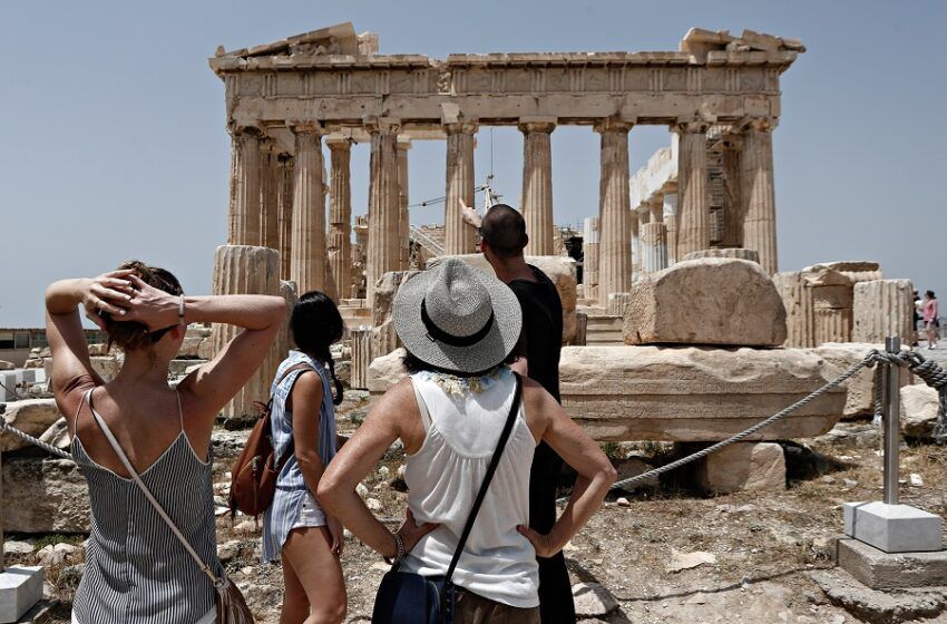 Ακρόπολη: Σύλληψη τουρίστριας από τη Ρουμανία που έκλεψε δύο μάρμαρα