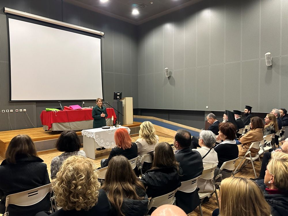 Η Αντιδήμαρχος Πολεοδομικού Σχεδιασμού στην κοπή της πρωτοχρονιάτικης πίτας του Κέντρου Ψυχικής Υγείας