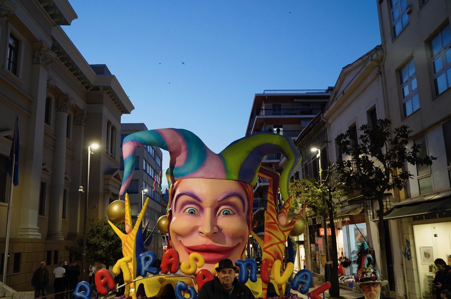 Μάγεψε η πρώτη παρέλαση των αρμάτων του Πατρινού Καρναβαλιού 2024