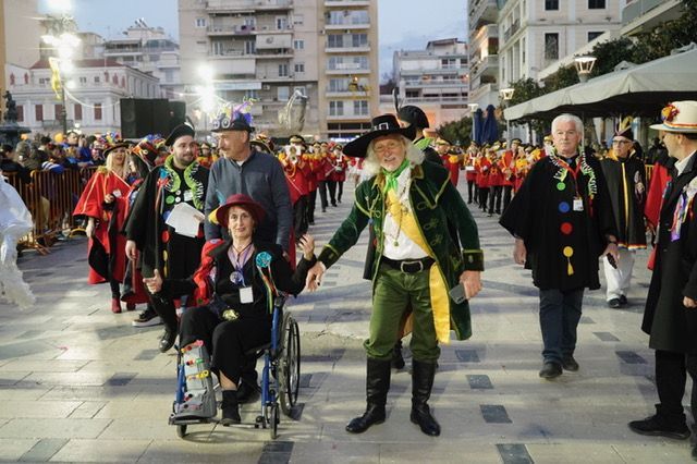Έκρηξη κεφιού και φαντασμαγορική ατμόσφαιρα στη νυχτερινή ποδαράτη
