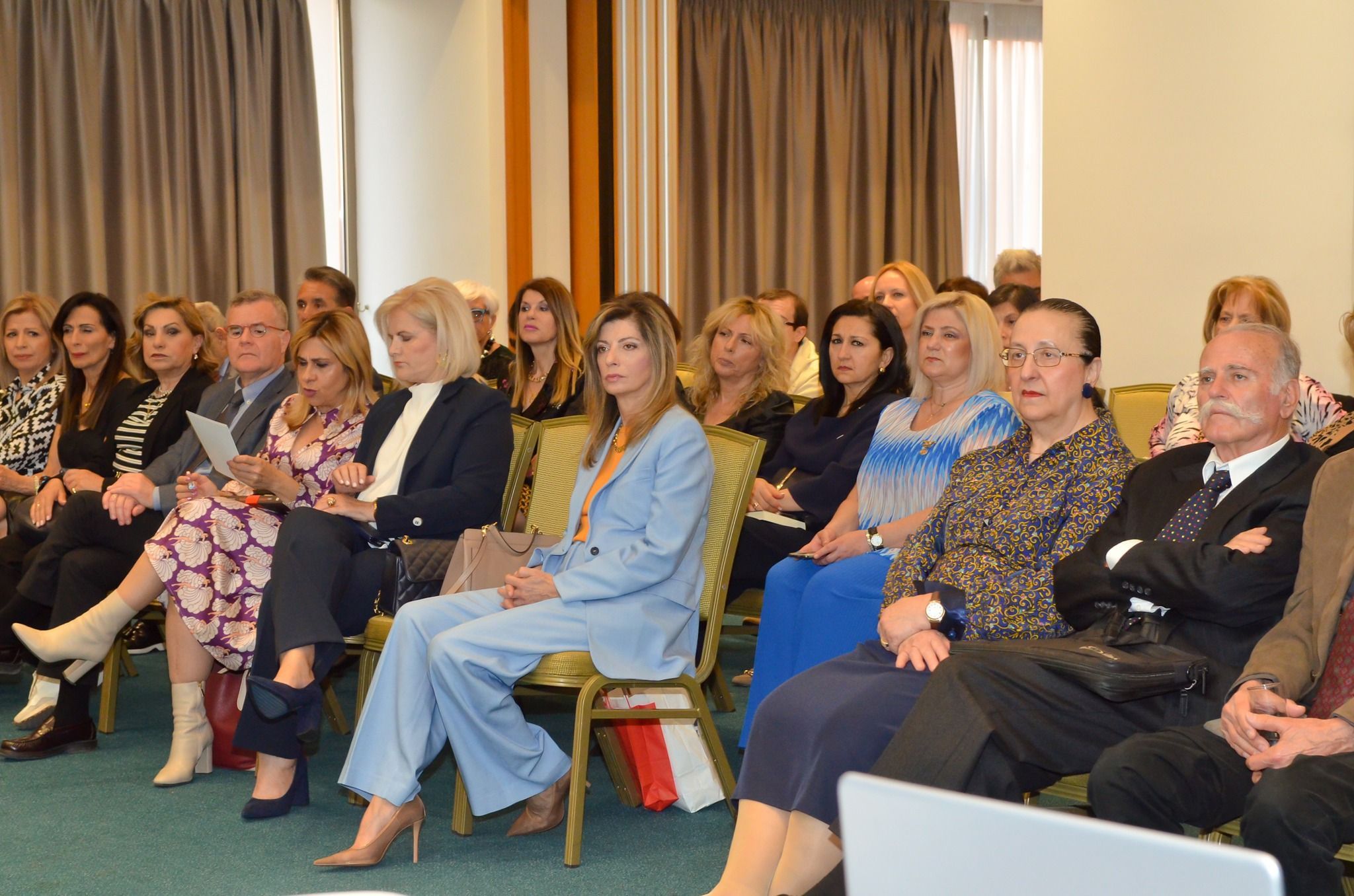 Το κοινό της Πάτρας αγκάλιασε την παρουσίαση του βιβλίου της Ελευθερίας Κρικέλη “Από Αύγουστο… σε Αύγουστο”