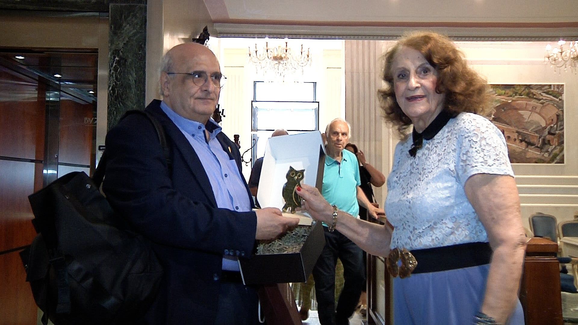 Με μεγάλη επιτυχία πραγματοποιήθηκε η παρουσίαση του βιβλίου της Μαρίας Νεγρεπόντη – Δελιβάνη «Για Ελλάδα που Ματώνει» από το περιοδικό «πατρινόραμα»