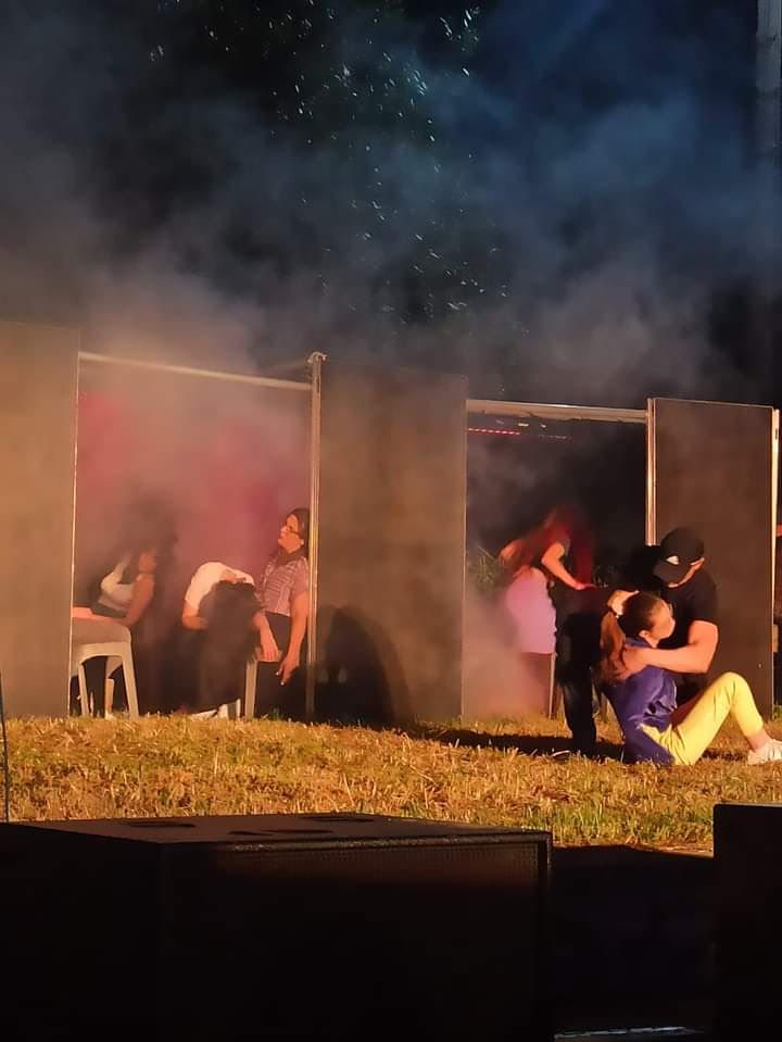 Μια καθηλωτική βραδιά, εκδήλωση τιμής και μνήμης για τα θύματα των Τεμπών! Της Φρύνης Κωσταρά